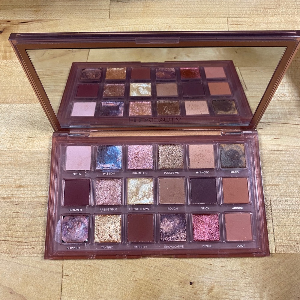 Huda beauty naughty nudes palette